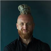 Reisender, der mit dir englische Unterhaltungen übt und meistert.